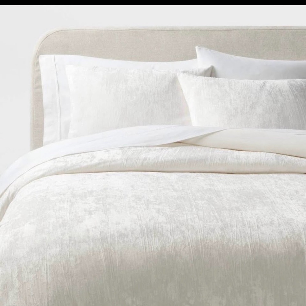 NWOT Threshold Luxe Crinkle Velvet Duvet- King